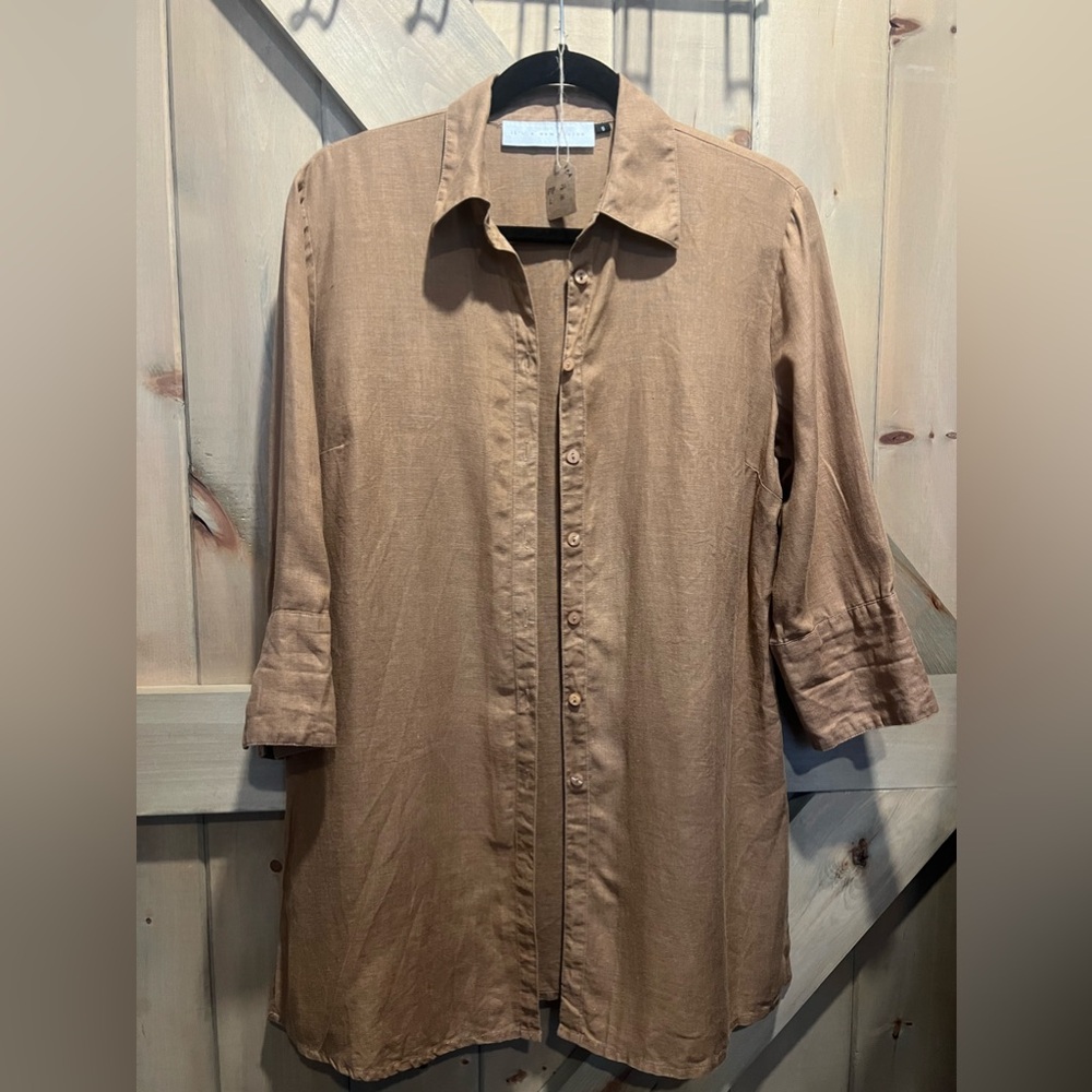 It’s a New Vision 💯 linen long button down shirt in camel color. Size small.